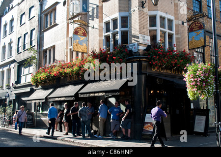 Le chien et le canard pub, Soho, Londres, Royaume-Uni Banque D'Images