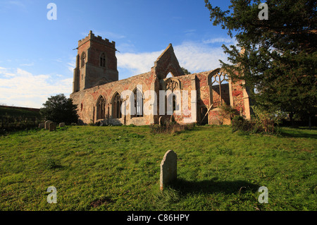 Les ruines de l'église de Saint Pierre à Wiggenhall St Peter dans les fens à Norfolk. Banque D'Images