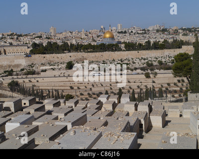 Vieille ville de Jérusalem vue de cimetière du Mont des Oliviers Banque D'Images