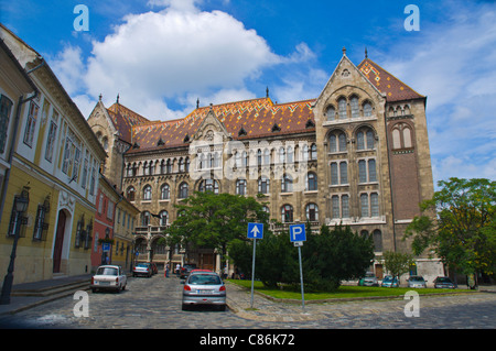 Becsikapu ter square avec Magyar Orszagos Leveltar les Archives nationales dans le quartier du Château Varhegy Hill Budapest Hongrie Banque D'Images