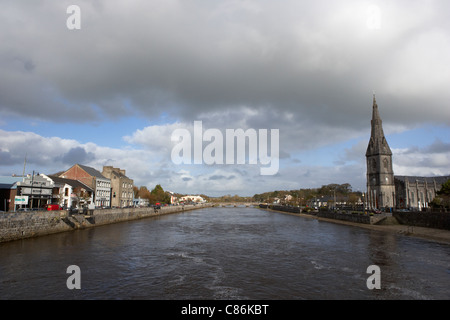 La rivière moy circulant dans le centre de Ballina Comté de Mayo en Irlande Banque D'Images