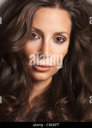 Licence disponible sur MaximImages.com - Portrait d'une belle femme avec de longs cheveux bruns Banque D'Images
