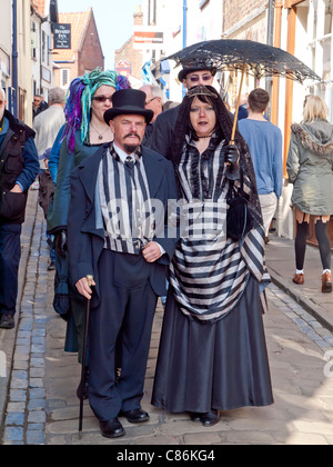 Un homme et sa femme partenaire en robe gothique victorien à la Whitby Goth semaine fin printemps 2011 Banque D'Images