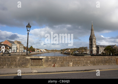 Jambon ou de la région de pont sur la rivière moy circulant dans le centre de Ballina Comté de Mayo en Irlande Banque D'Images