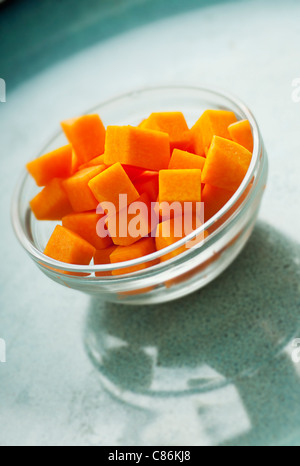 Les cubes de courge Butternut ingrédients pour recette sur plaque bleue Banque D'Images