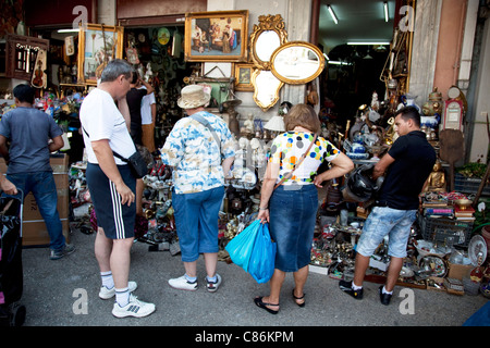 Antique Shop à l'Omonia dans la zone du Marché Central d'Athènes vente de peintures, et le général nik naks. Athènes est la capitale et la plus grande ville de Grèce. Il domine l'attique et est l'une des plus anciennes villes du monde, que son histoire s'étend sur environ 3 400 ans. L'Athènes classique était une puissante cité-état. Un centre des arts, de l'apprentissage et de la philosophie. Banque D'Images