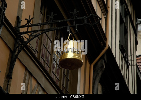 Cafe du signe de l'écran plus de boutique dans la vieille ville de Rouen, France Banque D'Images