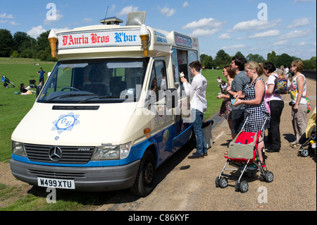 Les gens la queue à la crème glacée van sur Hampstead Heath, London, England, UK Banque D'Images