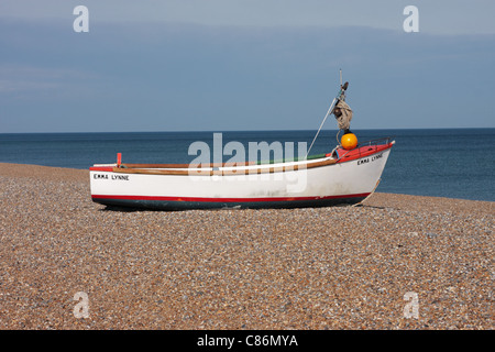 Petit bateau de pêche sur la plage Blakeney Point North Norfolk UK Banque D'Images