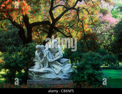 Statue et végétation colorée à Retiro, la Plaza San Martin, dans le centre de Buenos Aires Banque D'Images