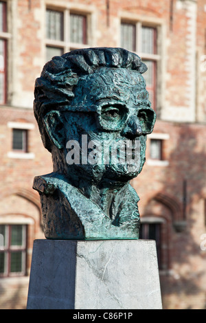 Statue, buste de Frank van Acker, le premier maire socialiste de Bruges le long de l'Steenhouwsers Dijk à Bruges, Belgique Banque D'Images