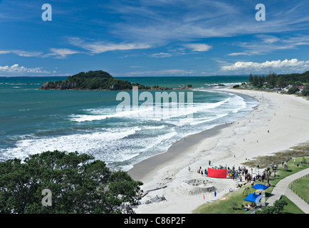 La belle plage de sable doré de Mount Maunganui et plages Omanu Bay of Plenty Île du Nord Nouvelle-Zélande NZ Banque D'Images