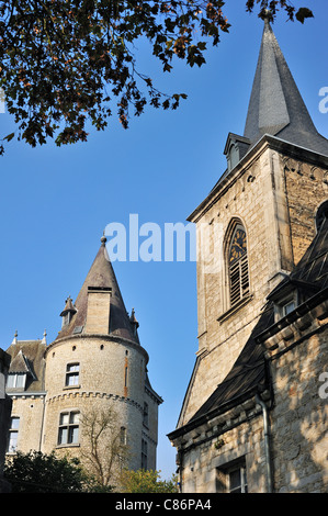 L'église de Saint Nicolas et château à Durbuy, plus petite ville du monde, Ardennes Belges, Belgique Banque D'Images