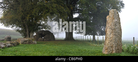 Le Grand Dolmen mégalithique de Wéris et Menhir dans la brume, Ardennes, Luxembourg, Belgique Banque D'Images