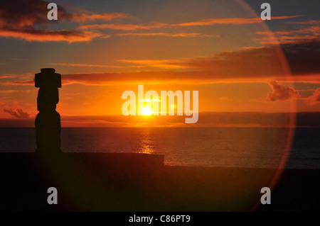 Moai solitaire sur l'île de Pâques au coucher du soleil Banque D'Images