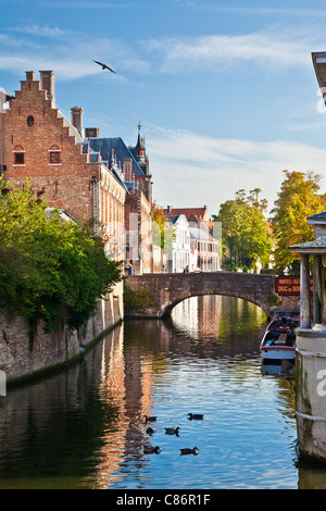 Dijver Canal et le pont à Bruges, Brugge, Belgique() Banque D'Images