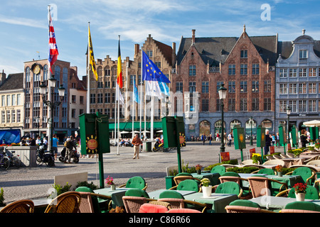 Bars, cafés, restaurants, et les touristes à la Grand-Place ou Place du Marché de Bruges, (Brugge), Belgique Banque D'Images