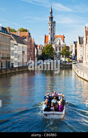 Excursion en bateau croisière sur le canal Spiegelrei en vue de la bourgeoise ou Poortersloge's Lodge à Bruges, Belgique Banque D'Images