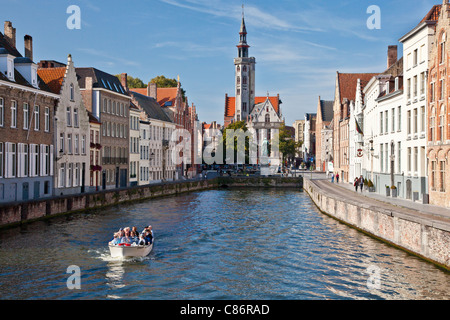 Excursion en bateau croisière sur le canal Spiegelrei en vue de la bourgeoise ou Poortersloge's Lodge à Bruges, Belgique Banque D'Images