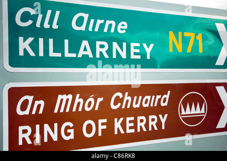 Les panneaux de signalisation indiquant la façon de Killarney sur la N71 et l'Anneau du Kerry en Irlande Banque D'Images