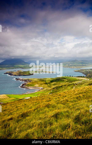 Une vue vers la terre ferme irlandaise depuis le haut de la montagne Geokaun, le point le plus élevé de Valentia Island, dans le comté de Kerry Banque D'Images