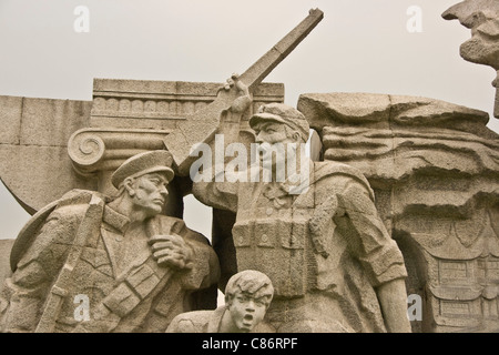 La sculpture sur pierre de révolutionnaires Longhua cimetière des Martyrs de l'Asie Chine Shanghai Banque D'Images