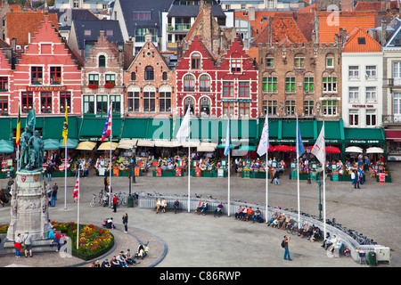 Vue du beffroi de statue, bars, cafés, restaurants et les touristes en grand place ou Place du Marché de Bruges, (Brugge), Belgique Banque D'Images