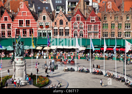 Vue du beffroi de la statue, bars, restaurants, et les touristes à la Grand-Place ou Place du Marché de Bruges, (Brugge), Belgique Banque D'Images