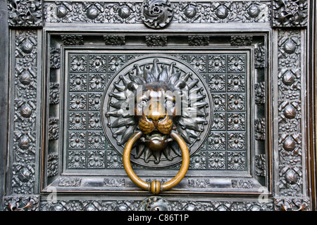 Têtes de lion heurtoir sur l'entrée de site du patrimoine mondial de l'Unesco de la cathédrale de Cologne Allemagne Europe Banque D'Images