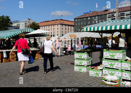 Un jour de marché occupé dans la place du marché de Turku ville. Les étals de fruits et légumes sont remplis de produits frais et de la place.. Banque D'Images