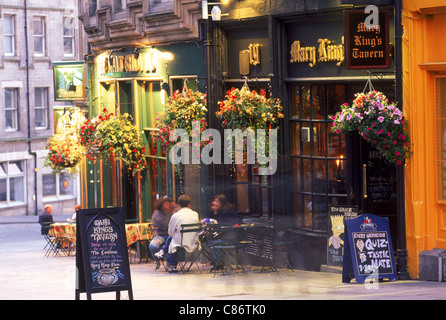 Les gens à l'ancienne pub sur Grassmarket Édimbourg en Écosse Banque D'Images