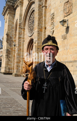 L'homme habillé en magicien Merlin ( Alvaro Cunqueiro book) dans ' la Plaza de España ' MONDOÑEDO . Meadela . Espagne Banque D'Images