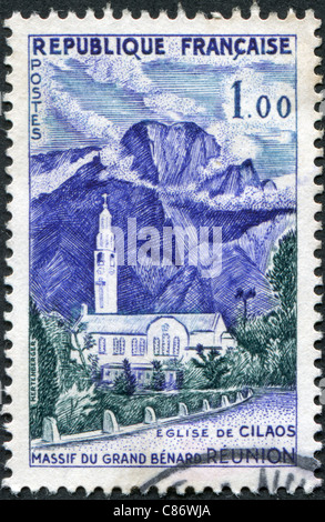 FRANCE - 1960 : timbre imprimé en France, montre l'église de Cilaos, à la réunion Banque D'Images