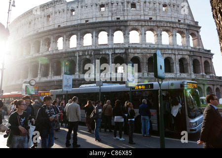 Des foules de touristes et navetteurs tôt le matin au Colisée Rome Banque D'Images