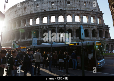 Des foules de touristes et navetteurs tôt le matin au Colisée Rome Banque D'Images