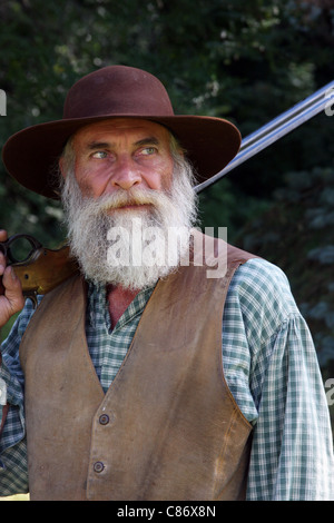 Un cowboy tenant un fusil Banque D'Images