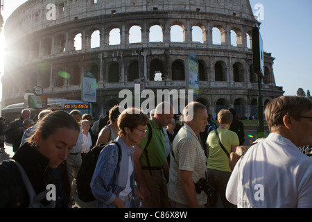 Des foules de touristes et navetteurs tôt le matin au Colisée Rome Banque D'Images