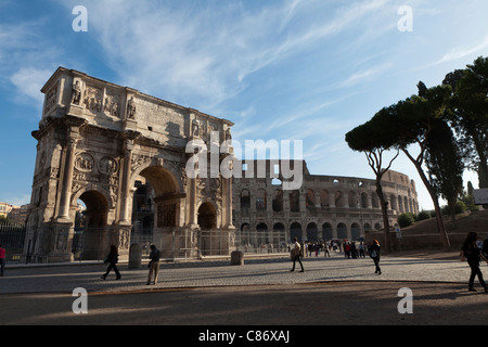 Arc de Constantin et le colisée romain Banque D'Images