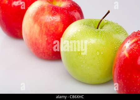 Pommes humide sur fond blanc Banque D'Images