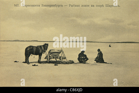 Pêcheurs du lac Shartash, en périphérie de Yekaterinburg, Empire russe. Photo vintage noir et blanc du photographe russe Veniamin Metenkov datée du début du XXe siècle, publiée dans la carte postale russe vintage publiée par Veniamin Metenkov lui-même à Yekaterinburg. Texte en russe: Périphérie de Yekaterinburg. Pêche sur le lac Shartash. Avec la permission de la collection de cartes postales Azoor. Banque D'Images