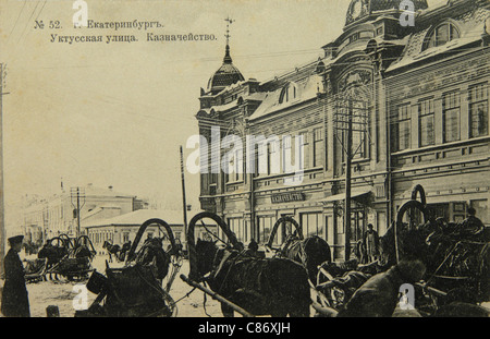 Quartier de l'Échiquier sur la rue Uktussaïa à Yekaterinburg, Empire russe. Photo vintage noir et blanc du photographe russe Veniamin Metenkov datée du début du XXe siècle, publiée dans la carte postale russe vintage publiée par Veniamin Metenkov lui-même à Yekaterinburg. Texte en russe: Yekaterinburg. Rue Uktussaïa. Quartier de l'Échiquier. Avec la permission de la collection de cartes postales Azoor. Banque D'Images