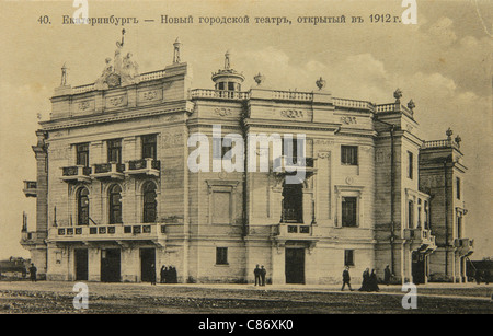 Nouveau théâtre de la ville à Yekaterinburg, Empire russe. Photo vintage noir et blanc du photographe russe Veniamin Metenkov datée du début du XXe siècle, publiée dans la carte postale russe vintage publiée par Veniamin Metenkov lui-même à Yekaterinburg. Texte en russe: Yekaterinburg. Nouveau théâtre de la ville ouvert en 1912. Le New City Theatre sert maintenant de théâtre d'opéra et de ballet à Yekaterinburg. Avec la permission de la collection de cartes postales Azoor. Banque D'Images