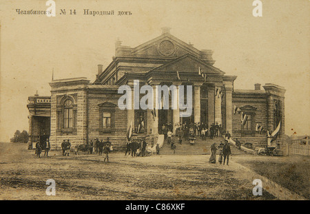 La Maison du peuple à Chelyabinsk, Empire russe. Photo vintage noir et blanc du photographe russe Veniamin Metenkov datée du début du XXe siècle, publiée dans la carte postale russe vintage publiée par Veniamin Metenkov lui-même à Yekaterinburg. Texte en russe: Chelyabinsk. Maison du peuple. Avec la permission de la collection de cartes postales Azoor. Banque D'Images