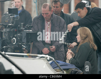 Pete Postlethwaite et Shirley MacLaine pendant le tournage sur place pour Sir Richard Attenborough's latest film 'La fermeture de l'anneau" à Belfast, en Irlande du Nord. Banque D'Images