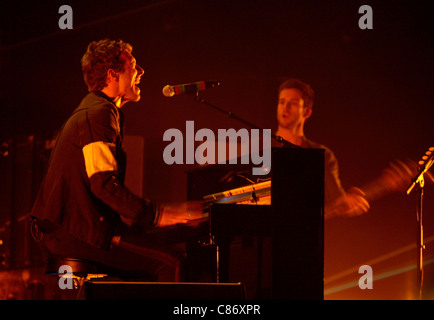 BELFAST, ROYAUME UNI - 19 DÉCEMBRE : Chris Martin et Guy Berryman de Coldplay effectuer à l'Odyssey Arena le 19 décembre 2008 à Belfast, en Irlande du Nord. Banque D'Images