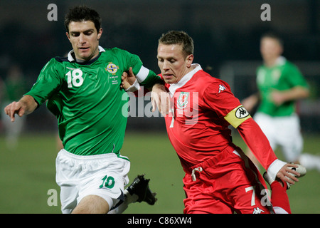 L'Irlande du Nord Le Capitaine Aaron Hughes (18) défis de Galles Le capitaine Craig Bellamy (7). L'Irlande du Nord et le Pays de Galles a attiré 0-0 dans ce sympathique. L'Irlande du Nord v Wales international friendly, Windsor Park, Belfast, 6 février 2007 Banque D'Images