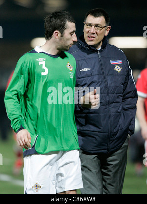 Le nord de l'Ireland Tony Capaldi (3) parle avec manager Lawrie Sanchez à la mi-temps. L'Irlande du Nord et le Pays de Galles a attiré 0-0 dans ce sympathique. L'Irlande du Nord v Wales international friendly, Windsor Park, Belfast, 6 février 2007 Banque D'Images