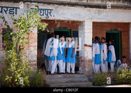 Indian Hindu écoliers à l'école d'État à Kaparda village de Rajasthan, Inde du Nord Banque D'Images