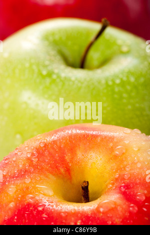 Pommes humide sur fond blanc Banque D'Images