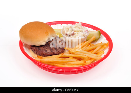 Sex boeuf grillé hamburger avec frites, salade de pommes de terre et cornichons en plastique rouge Panier à emporter sur fond blanc, découpe. USA Banque D'Images